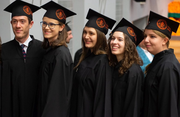 {Studenci wydziału lekarskiego po raz kolejny bardzo dobrze wypadli na Lekarskim Egzaminie Końcowym.}