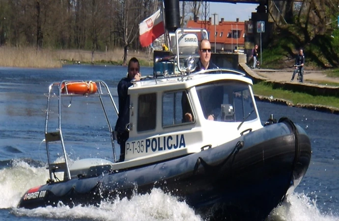 Policjanci zatrzymali mężczyznę, który złamał zakaz wytwarzania fali i doprowadził do zniszczenia pomostu.