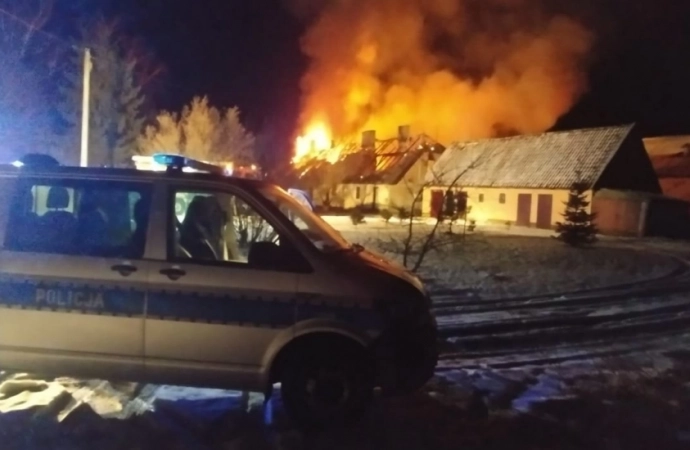 Policjanci wynieśli kobietę z płonącego domu