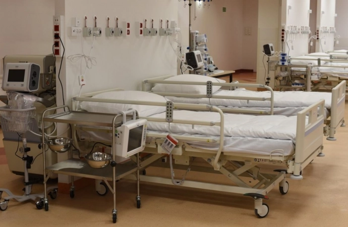 {Znacznie spadła liczba szpitalnych łóżek zajętych przez pacjentów chorych na COVID-19.}
